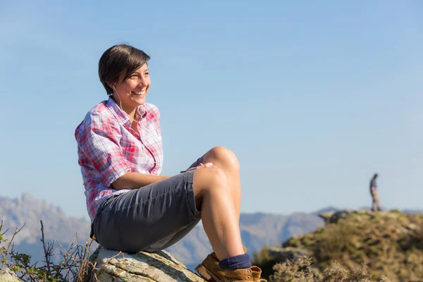 Giovane donna in cima alla montagna — Foto Stock