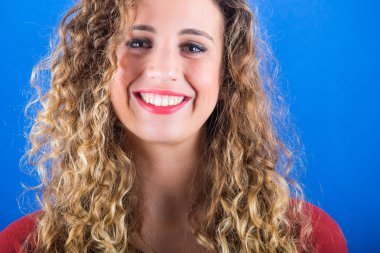 mavi zemin üzerine güzel bir genç kadın