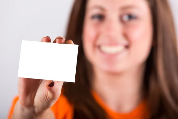 Jovem mulher segurando cartão em branco — Fotografia de Stock