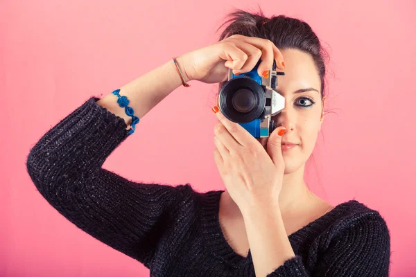 Genç kadın ile oyuncak fotoğraf makinesi — Stok fotoğraf