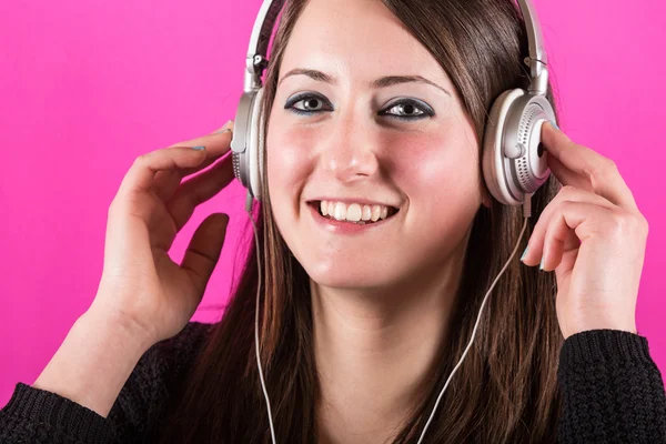 Mulher feliz ouvindo música com fones de ouvido — Fotografia de Stock