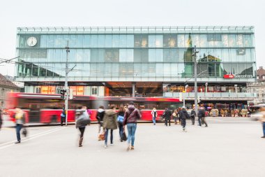Bitirim tren istasyonu önünde kalabalık