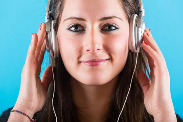 Gelukkige vrouw luisteren muziek met koptelefoon — Stockfoto