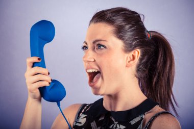 alıcı karşı bağıran genç bir kadın