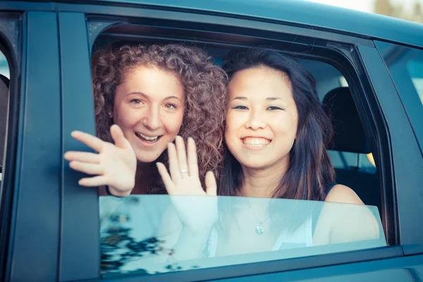Две счастливые женщины в машине — стоковое фото
