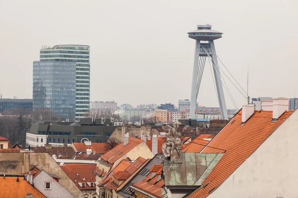 Nieuwe brug en daken in bratislava — Stockfoto