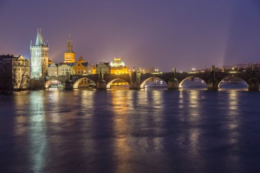 Prag'daki Charles Köprüsü, gece