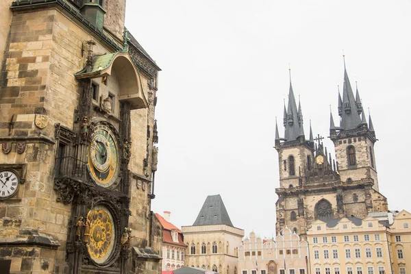 Atronomische Uhr und unsere Dame vor der Kirche in Prag — Stockfoto