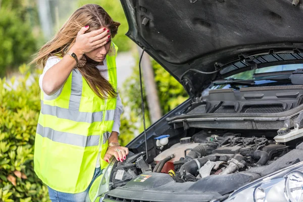 Mujer joven con coche dañado — Foto de Stock