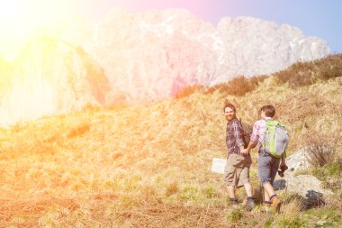 genç bir çift doğada hiking