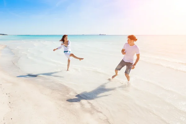 Pareja joven divirtiéndose en una playa caribeña — Foto de Stock