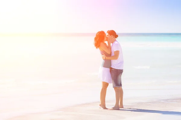 年轻夫妇拥抱在加勒比海滩 — 图库照片