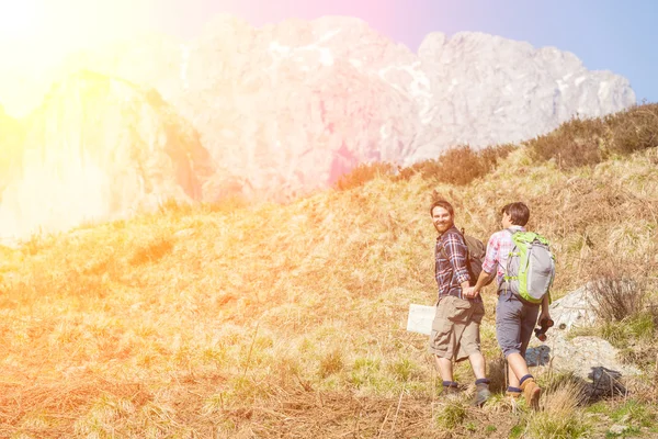 Caminhadas de Casal Jovem na Natureza — Fotografia de Stock