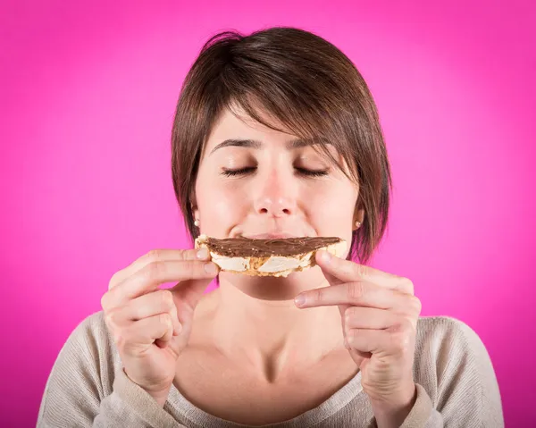 Giovane donna con crema di cioccolato — Foto Stock