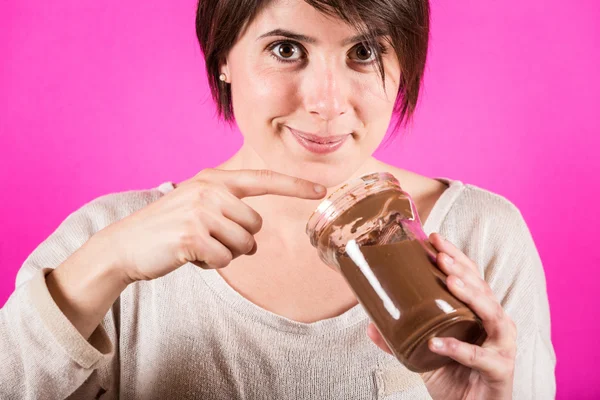 Giovane donna con crema di cioccolato — Foto Stock