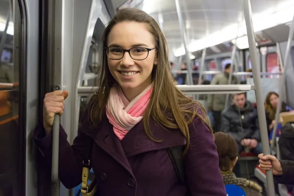 Молода бізнес-леді в метро — стокове фото