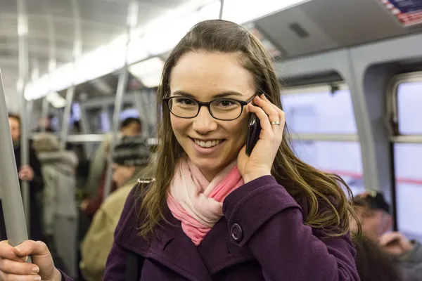 Молодая предпринимательница в метро — стоковое фото