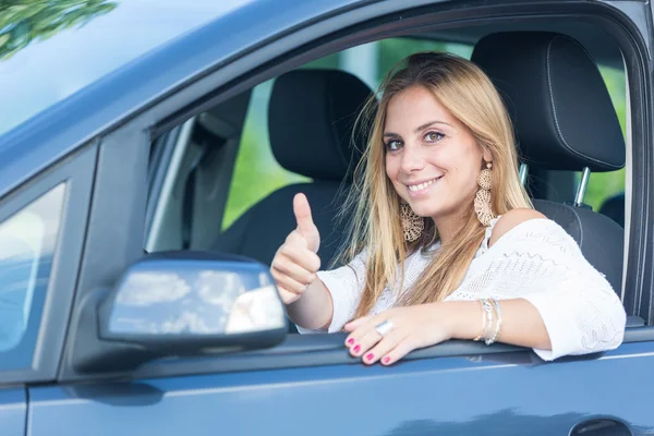 Felice giovane donna con la sua nuova auto — Foto Stock