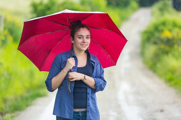 Tienermeisje met rode paraplu — Stockfoto