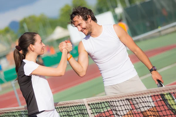 Jugadores de tenis dando apretón de manos — Foto de Stock