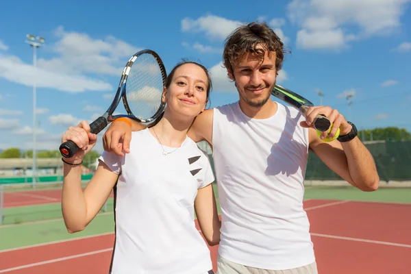 Twee gelukkige tennissers — Stockfoto