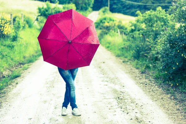 Teenager Mädchen mit rotem Regenschirm — Stockfoto