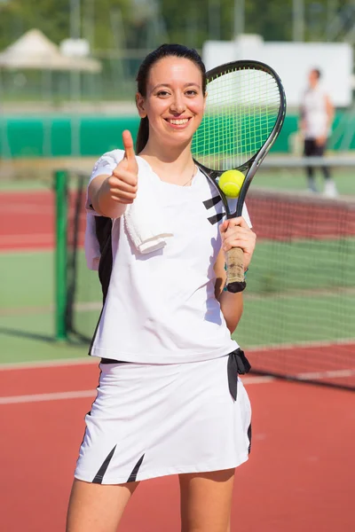 Mladá žena hraje tenis — Stock fotografie