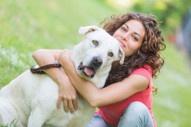 Köpekli genç kadın.