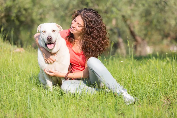 Köpekli genç kadın. — Stok fotoğraf