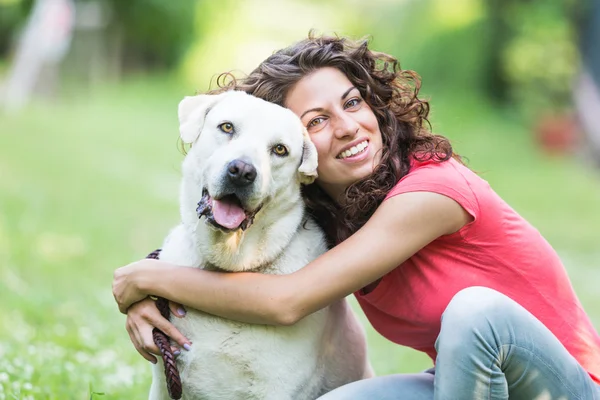 Köpekli genç kadın. — Stok fotoğraf