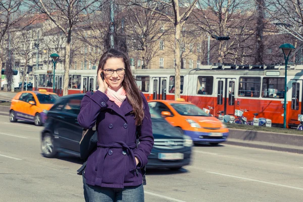 Junge Geschäftsfrau neben Stadtstraße — Stockfoto