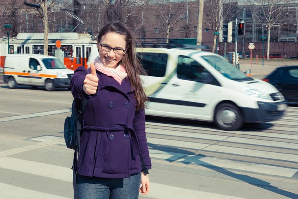 Ung affärskvinna bredvid urban road — Stockfoto