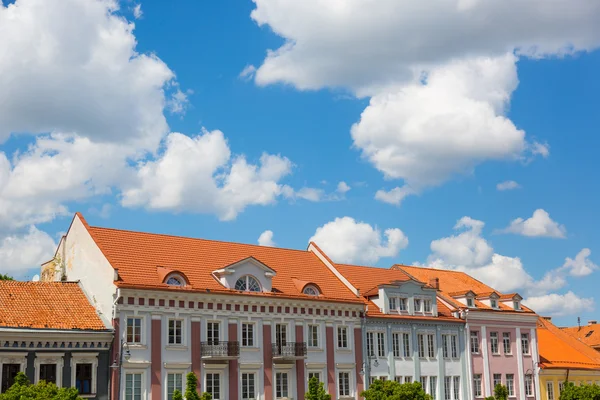 Case a Vilnius con cielo nuvoloso sullo sfondo — Foto Stock