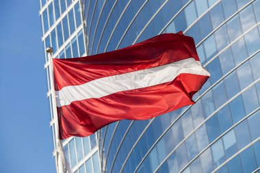 Riga gökdelen karşı Letonya bayrağı