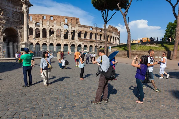 Toeristen voor het Colosseum in rome, Italië. — Stockfoto