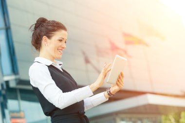 Finans Merkezi, dijital tablet ile genç iş kadını