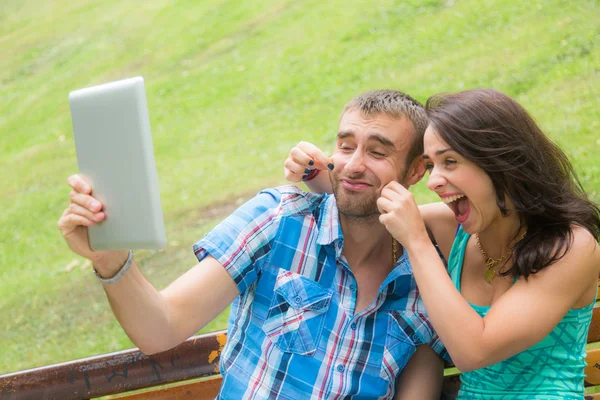 Heureux jeune couple prenant autoportrait — Photo