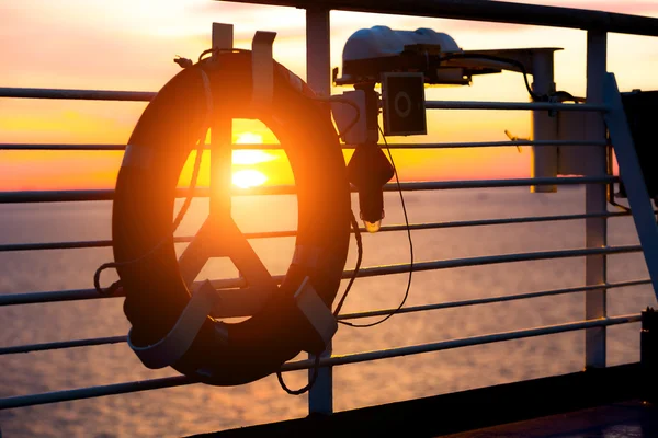 Bóia da vida em um navio de cruzeiro — Fotografia de Stock