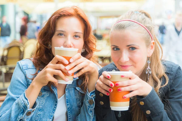 10 代の少女で飲んでバー — ストック写真