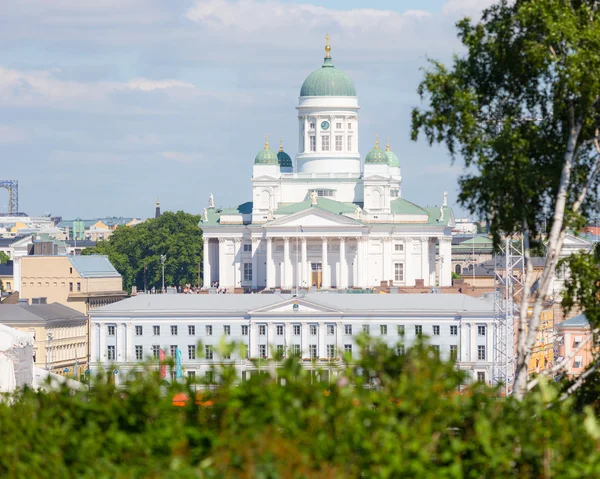 信义大教堂和市政厅在赫尔辛基 — 图库照片