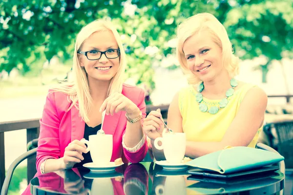 Två vackra kvinnor som dricker kaffe på bar — Stockfoto