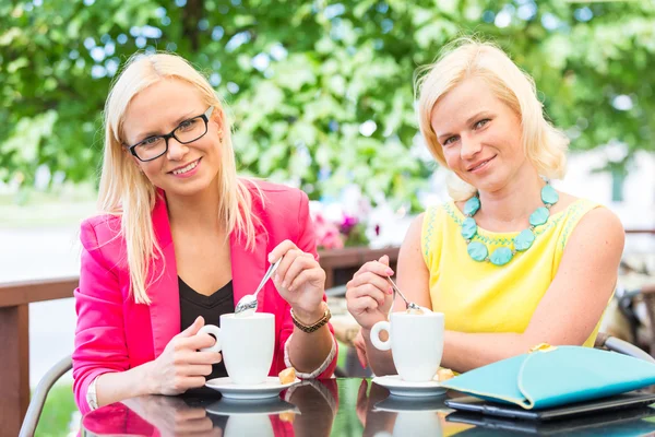 Dos hermosas mujeres tomando café en el bar —  Fotos de Stock