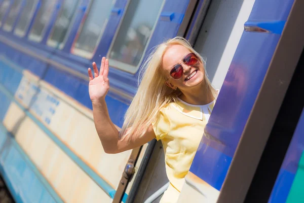 女性が電車と休暇に向けて出発 — ストック写真