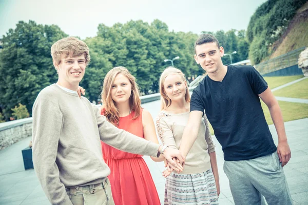 Grupo de amigos com as mãos na pilha — Fotografia de Stock