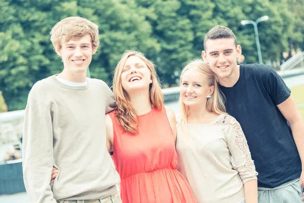 Groep vrienden buiten — Stockfoto