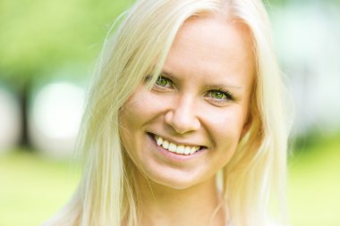 Güzel genç kadın portresi