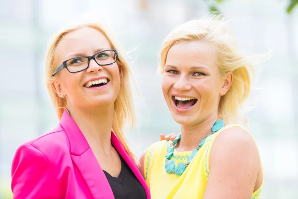 Zwei lächelnde Frauen — Stockfoto