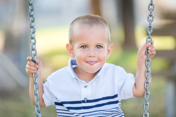 Kleiner Junge spielt auf der Schaukel — Stockfoto