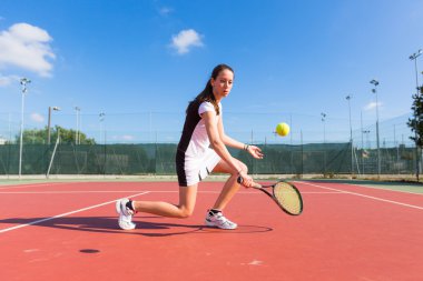 Tenis oynayan genç bir kadın