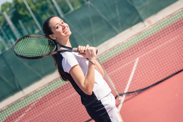 Giovane donna che gioca a tennis — Foto Stock